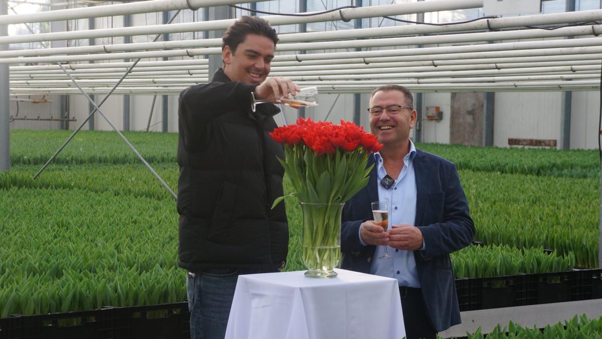 Zandvoortse zanger Yves Berendse doopt naar hem vernoemde tulp in Spierdijk