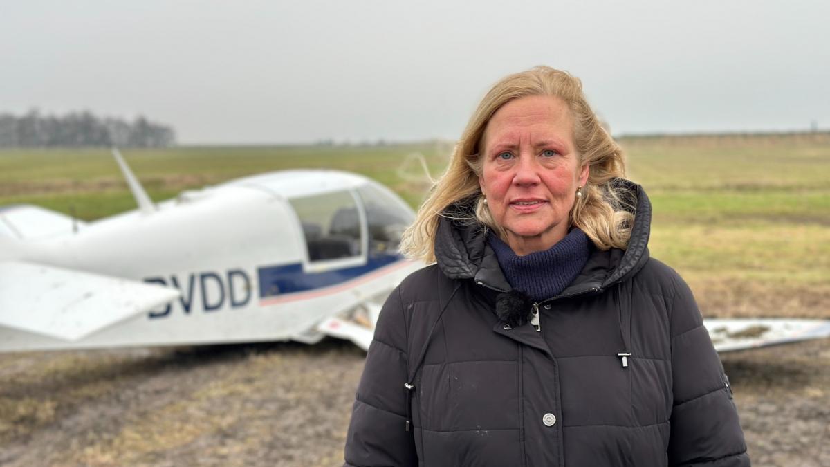 Jeanine kreeg zomaar een vliegtuig in haar weiland: 