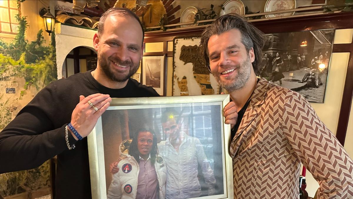 NH Sport: 'Pitbull Edgar Davids was nerveus voor ontmoeting met Magnus Carlsen'