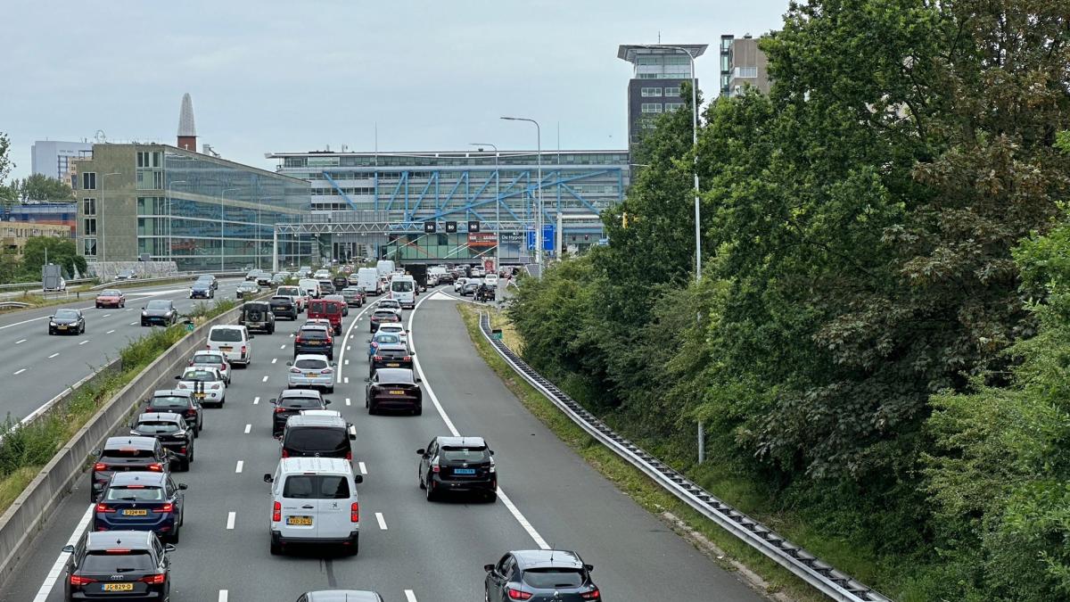 Erg drukke avondspits rond Amsterdam, met name op A10 en A9