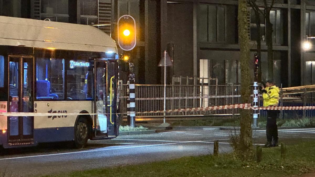 Voetganger zwaargewond na aanrijding met bus bij station Sloterdijk
