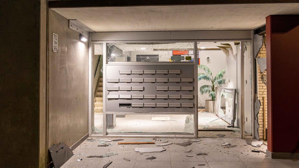 Ingang portiekflat aan diggelen na explosie in Slotervaart, twee aanhoudingen