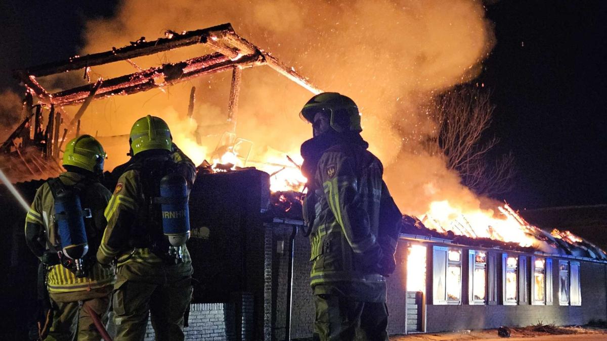 Large fire in farmhouse Sint Maarten extinguished, building lost