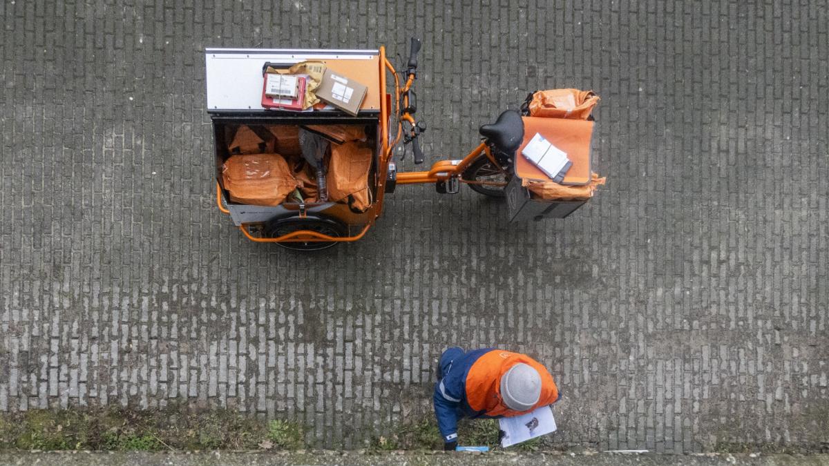 PostNL Delivery Woes in Vijfhuizen: Funeral Cards and Missing Saturday Mail