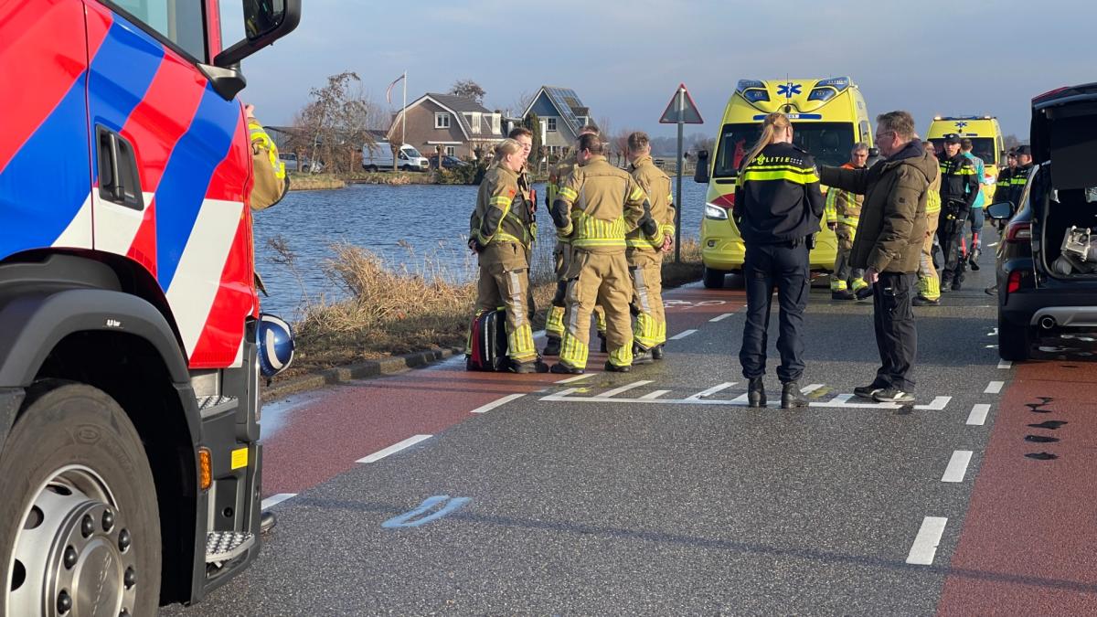 Heldendaad: voorbijganger springt water in als camper in vaart belandt