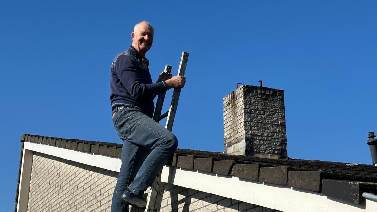 'Heldhaftige' John (72) beklimt met tuinslang eigen dak om brand te blussen