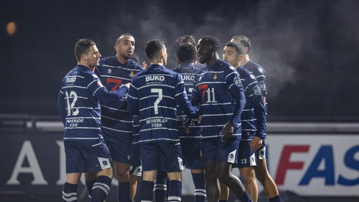 Telstar verdubbelt de marge tegen Jong AZ; Jong Ajax moet verder met tien man