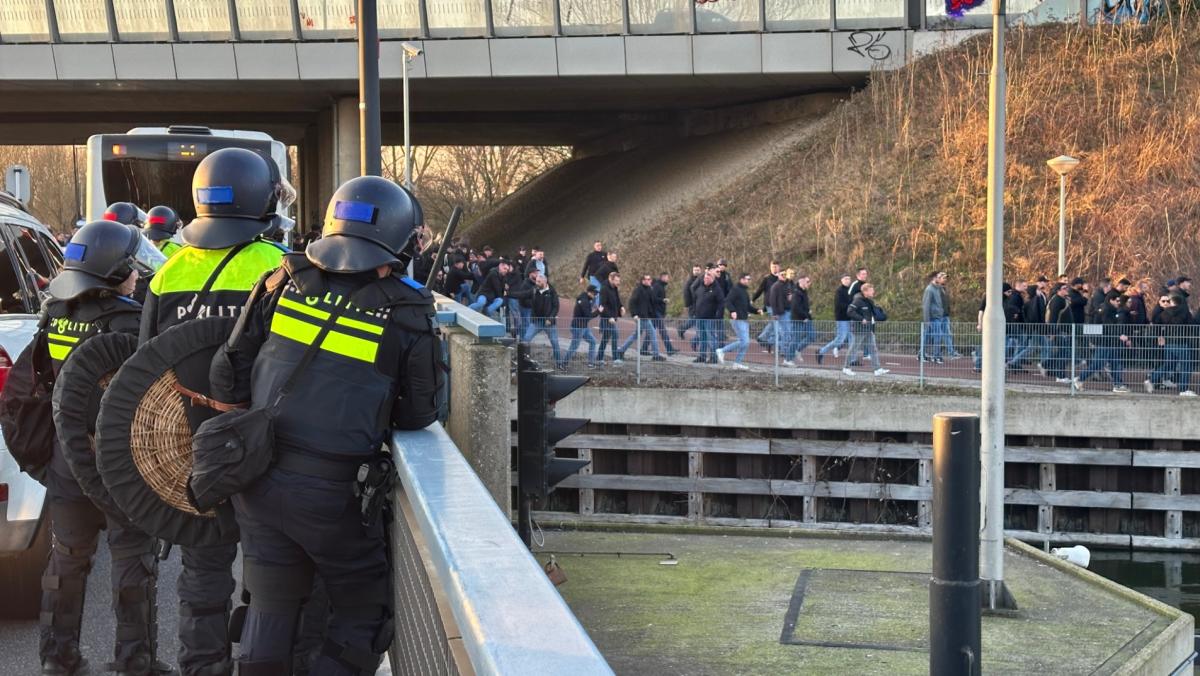 Eintracht-fans lopen urenlang naar Arena, fietsers gewaarschuwd: 