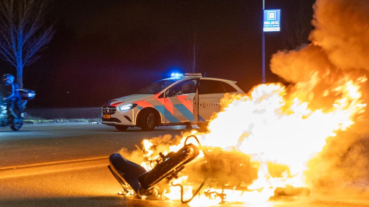 Dode bij zwaar ongeluk N248 bij Middenmeer • Bewoners blussen vuur in garagebox