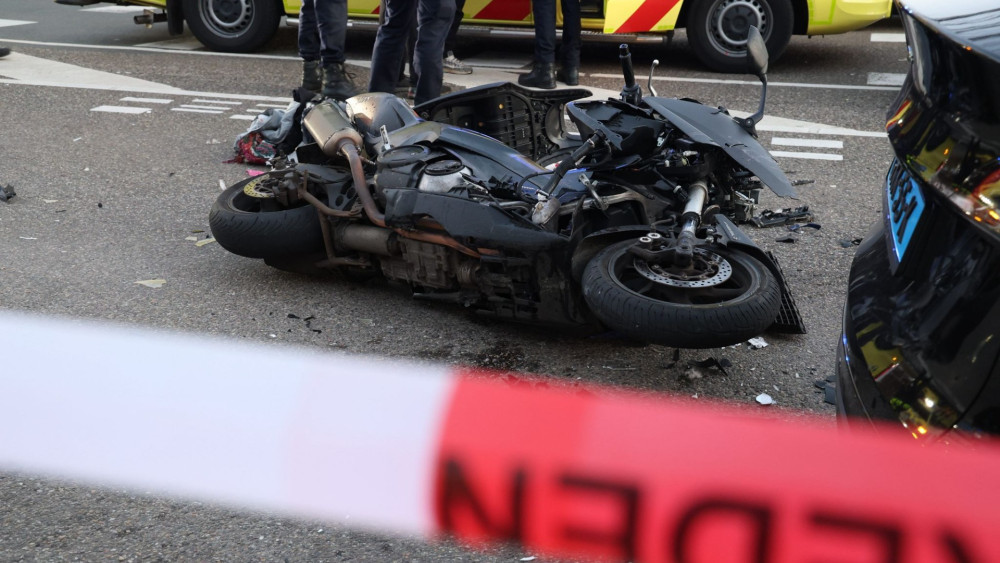 Motorrijder raakt gewond na aanrijding met auto op Osdorper Ban. Motorrijder raakt gewond na aanrijding met auto op Osdorper Ban.