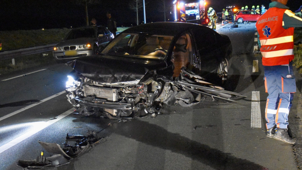 auto op zijn kant na botsing • twee autos verwoest door brand. auto op zijn kant na botsing • twee autos verwoest door brand.