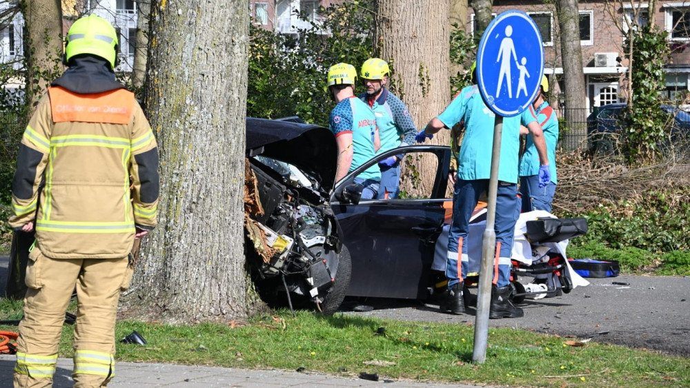 Dode na botsing tegen boom in Heiloo. Dode na botsing tegen boom in Heiloo.