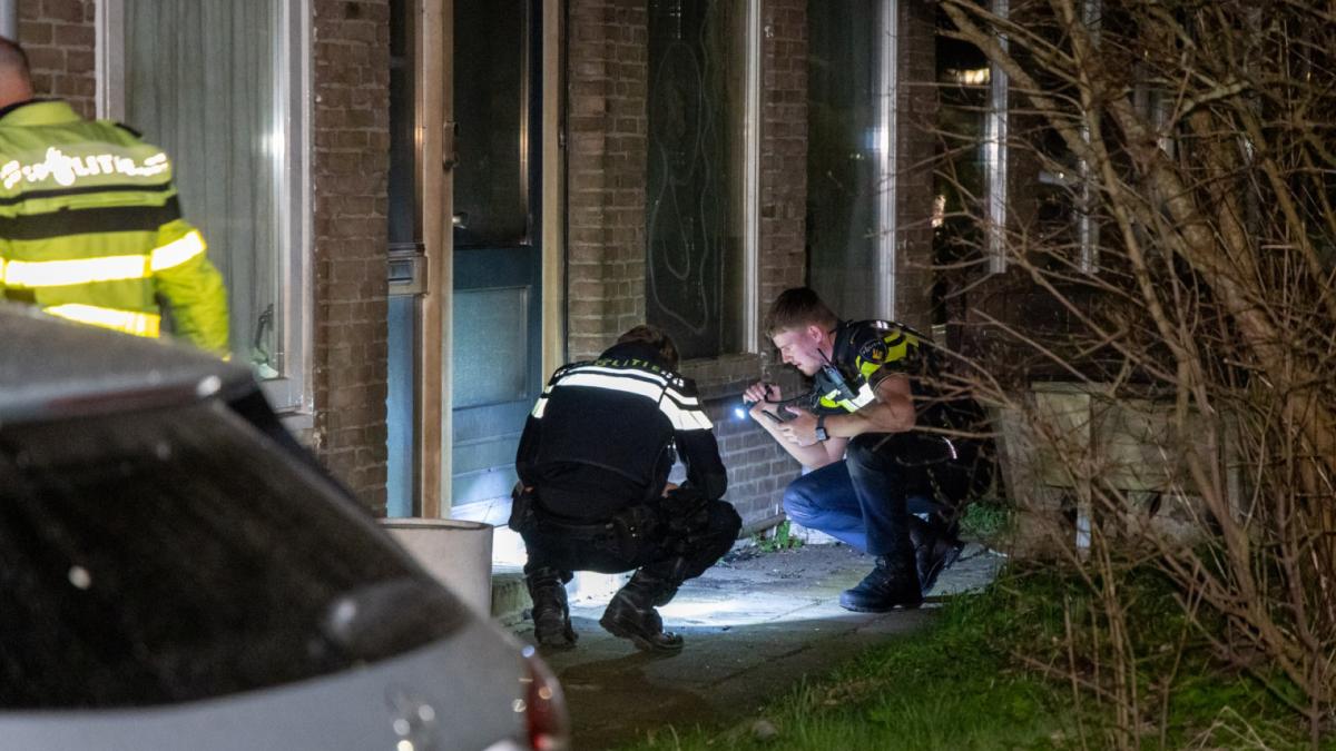 Buren gissen naar motief voor explosie bij voordeur