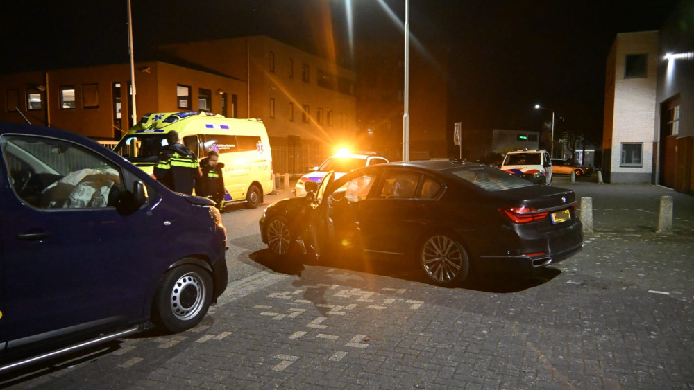 Aanrijding in Uitgeest • Vrachtwagenchauffeur rijdt twee keer tegen dezelfde spoorbrug aan. Aanrijding in Uitgeest • Vrachtwagenchauffeur rijdt twee keer tegen dezelfde spoorbrug aan.