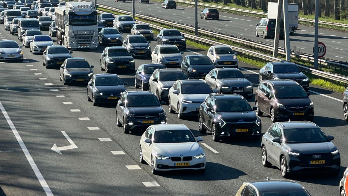 Drukke ochtendspits: file op A7 door ongeluk
