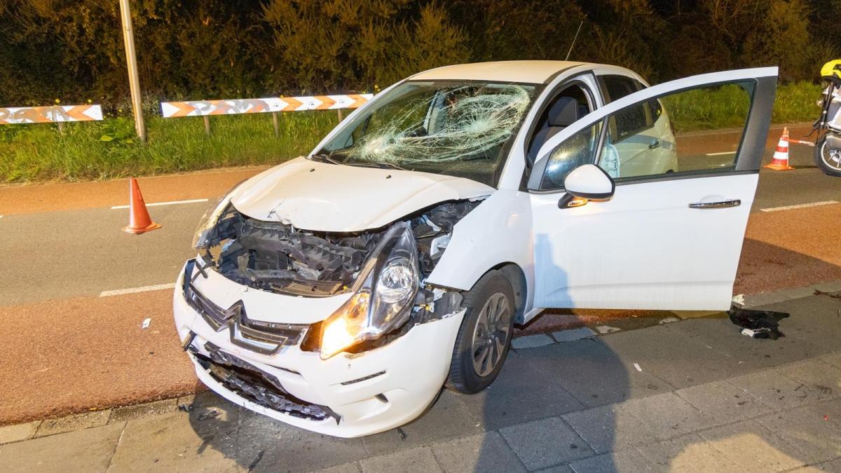 Scooter belandt op voorruit na botsing met auto in Bennebroek