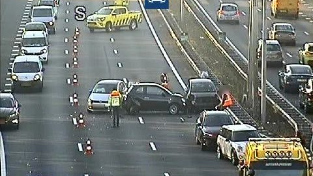 Vijf autos betrokken bij ongeluk op A10 • Veel rook bij schuurbrand. Vijf autos betrokken bij ongeluk op A10 • Veel rook bij schuurbrand.