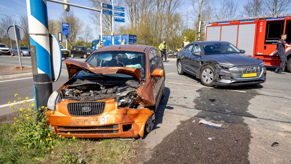 Twee automobilisten naar ziekenhuis na botsing op N202 • Lichaam gevonden in water in Amsterdam-Oost. Twee automobilisten naar ziekenhuis na botsing op N202 • Lichaam gevonden in water in Amsterdam-Oost.