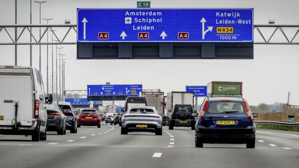 Ernstig ongeval op A4 bij Schiphol veroorzaakt flinke verkeershinder. Ernstig ongeval op A4 bij Schiphol veroorzaakt flinke verkeershinder.