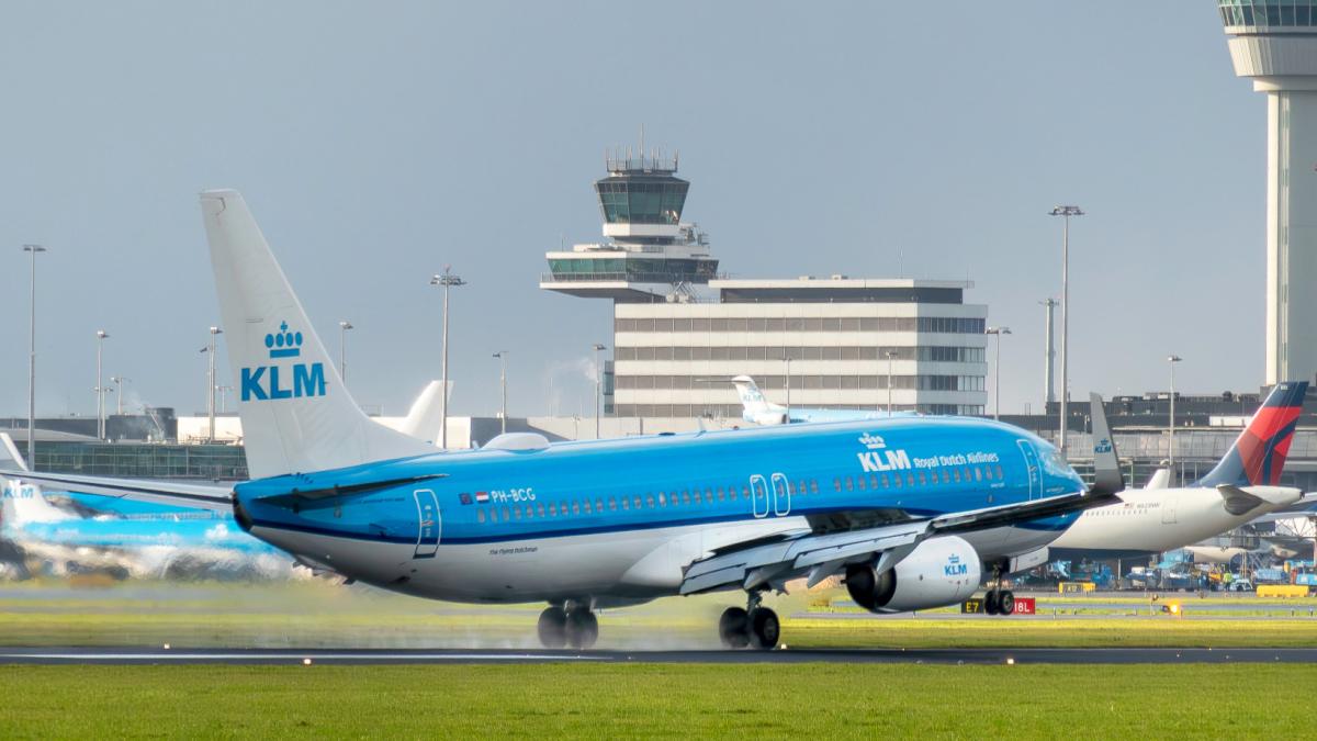 KLM-vliegtuigen botsen tegen elkaar op Schiphol, geen gewonden gevallen