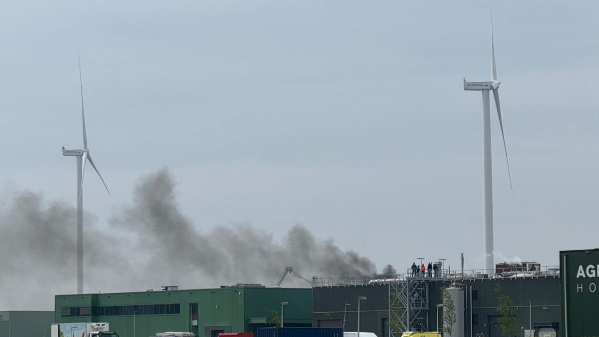 Grote brand op het dak van bedrijfspand in Middenmeer