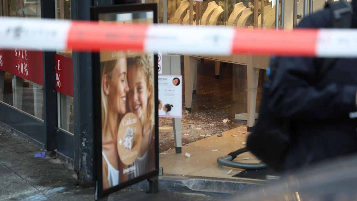 Arrestaties en grote zoekactie na overval op juwelier
