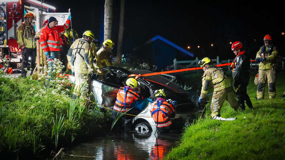 Automobilist bekneld in sloot Edam • Ongeluk op A10. Automobilist bekneld in sloot Edam • Ongeluk op A10.