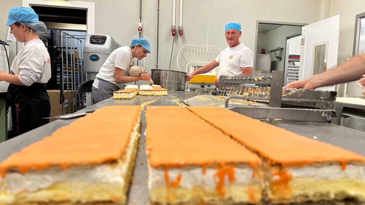 Keihard aan de bak: 15.000 oranje tompoucen maken in één dag tijd