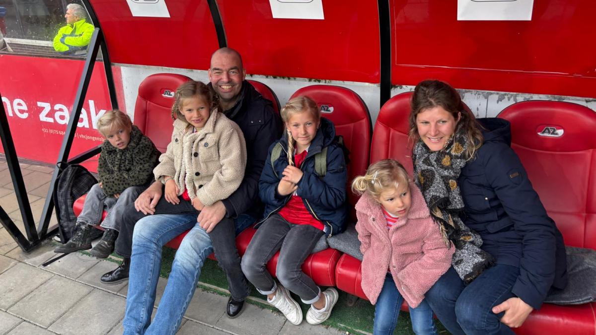 Familie en voetbalvrienden geven Bas warm welkom terug op AZ-tribune na ziekte