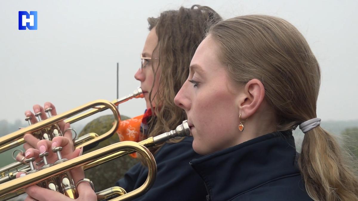 Trompettisten Simone en Inge blazen Opperdoes wakker voor Koningsdag