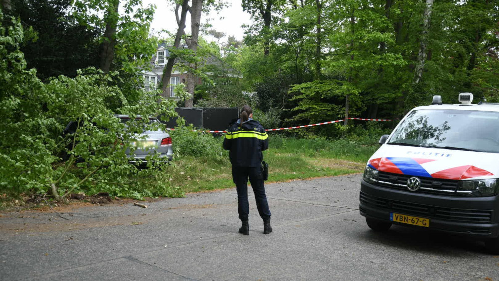 Mogelijke vluchtauto rijdt tegen boom in Hilversum