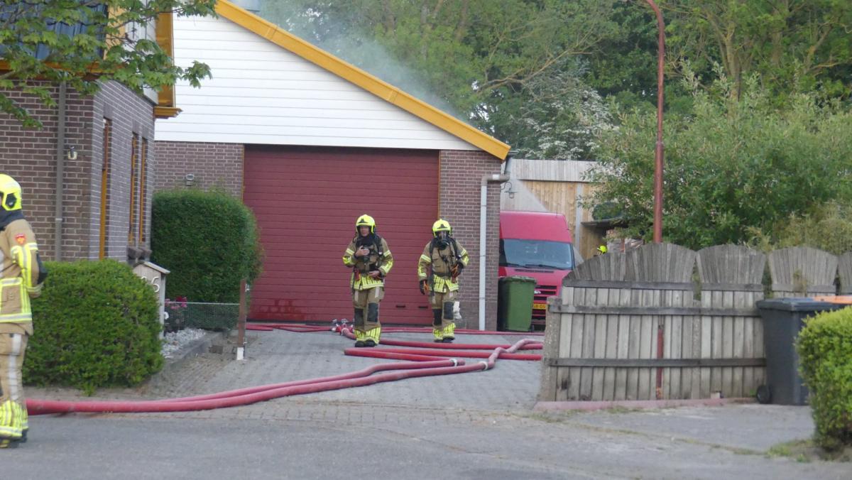 Brandweer blust uitslaande schuurbrand in Dirkshorn