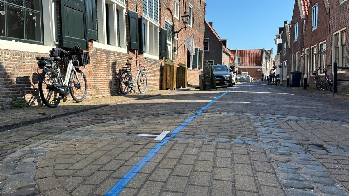 Inwoners boos over blauwe strepen in historische binnenstad Monnickendam