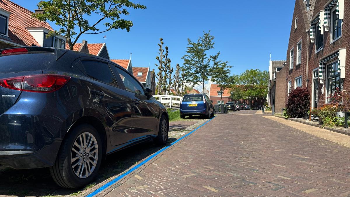 Rechter: gemeente mag doorgaan met blauwe belijning Monnickendam
