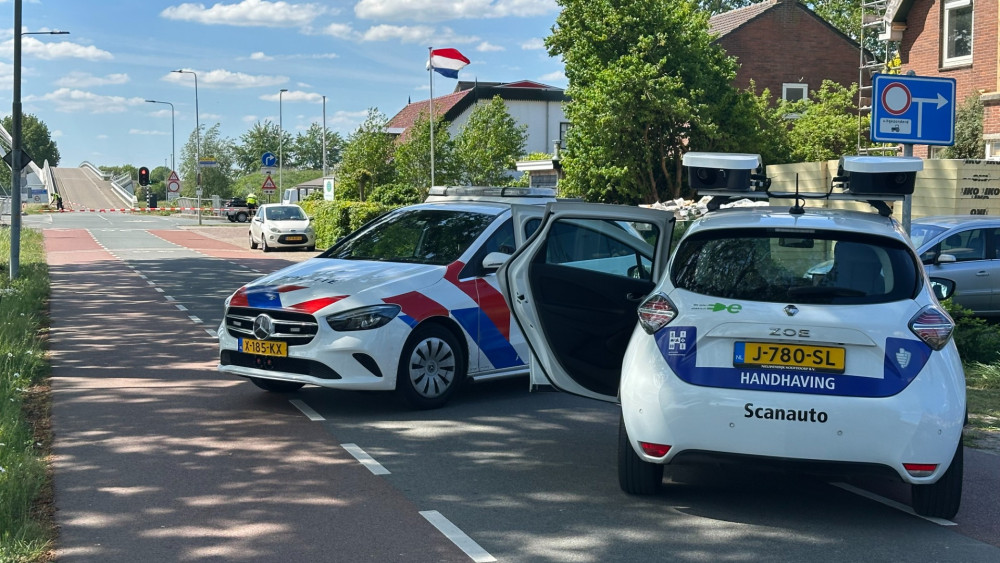 Scooterbestuurder naar ziekenhuis na ongeluk • AZ verlengt contract Martens. Scooterbestuurder naar ziekenhuis na ongeluk • AZ verlengt contract Martens.