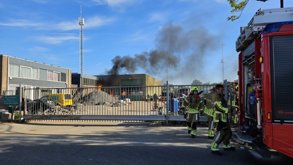 Brand in bedrijfspand Schagen • Grote brand uitgebroken op dak van Zaanse woning