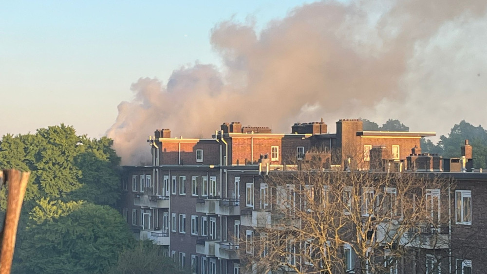 Enorme rookwolk door brand in Amsterdam-West • Zwaargewonde door botsing A7. Enorme rookwolk door brand in Amsterdam-West • Zwaargewonde door botsing A7.