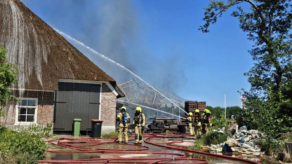 NL Alert voor brand in woning met rieten dak Dirkshorn