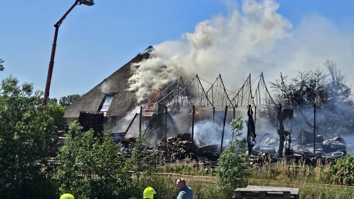 Boerderij en schuur in brand in Dirkshorn, vanmorgen al caravan uitgebrand