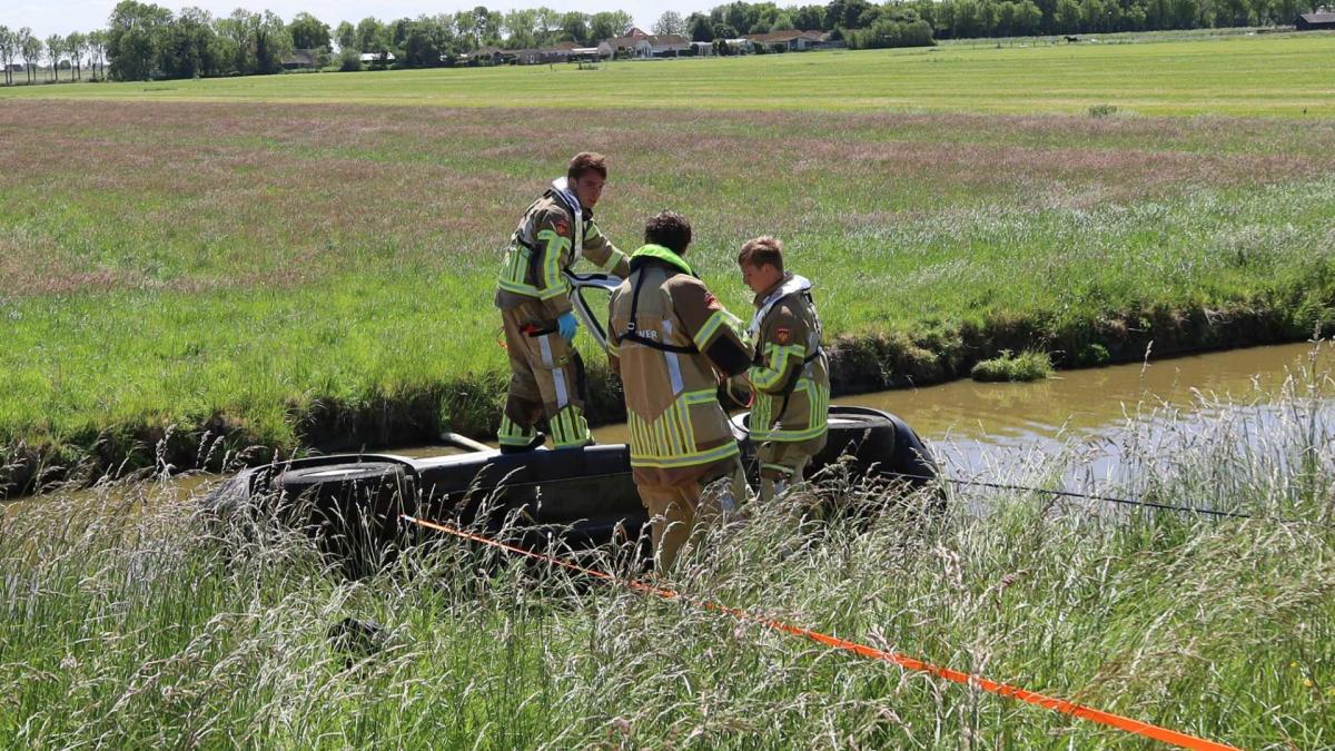 Auto op zij in het water langs A7 • Tweede explosie in paar dagen bij woning Velserbroek