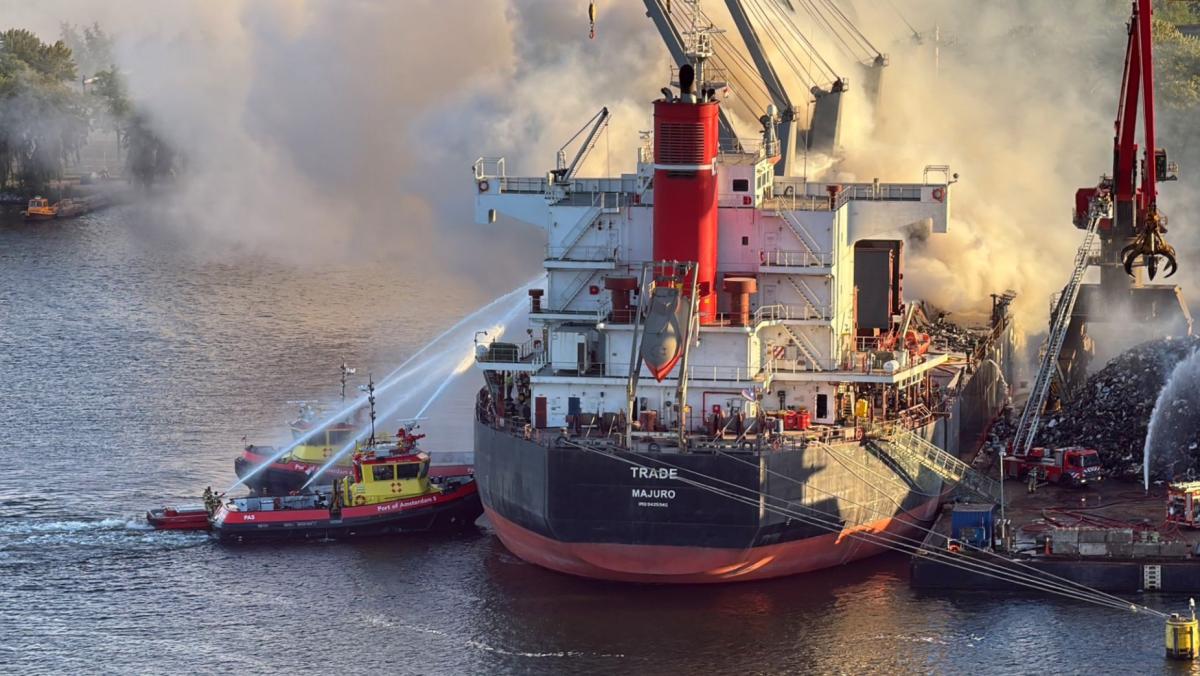 Vuur op vrachtschip in Amsterdam nog altijd niet geblust, vijf NL-Alerts gestuurd