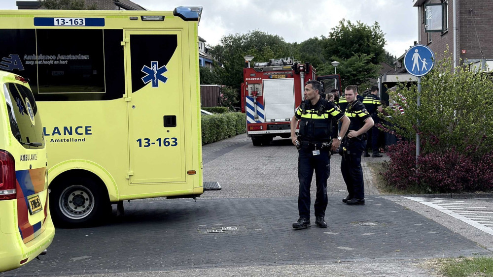 KLM-vlucht keert terug naar Schiphol na vlammen uit motor • Gewonde vrouw in woning