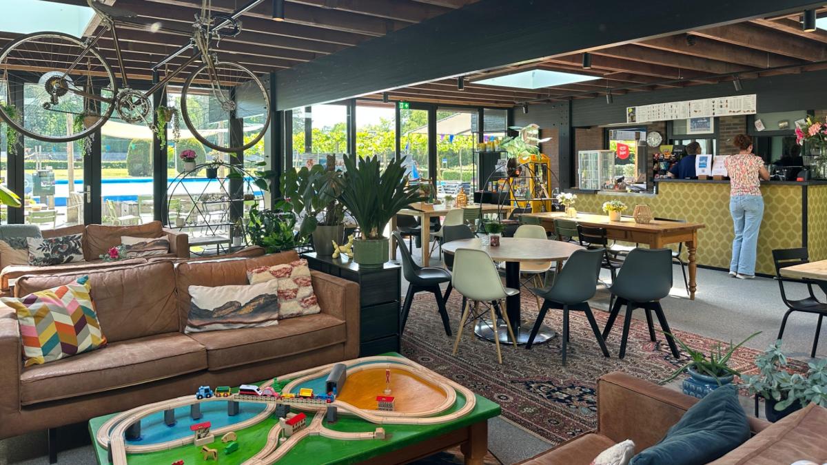Stel renoveert koffiebar in gered zwembad, maar gaat Het Baafje de zomer overleven?