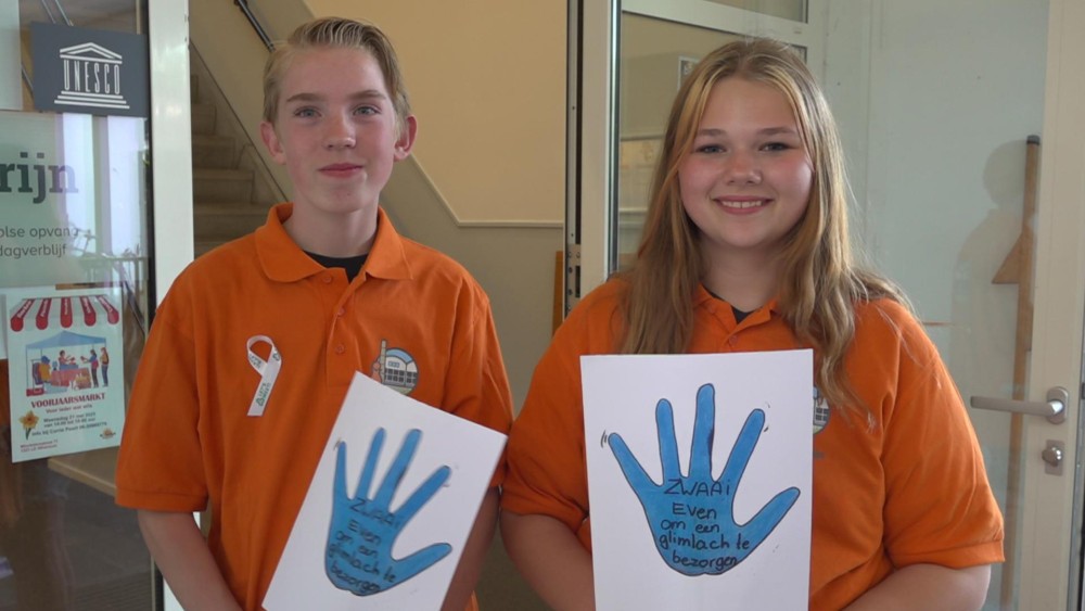 Jill en Luuk met het ontwerp van de 'zwaaisteen'
