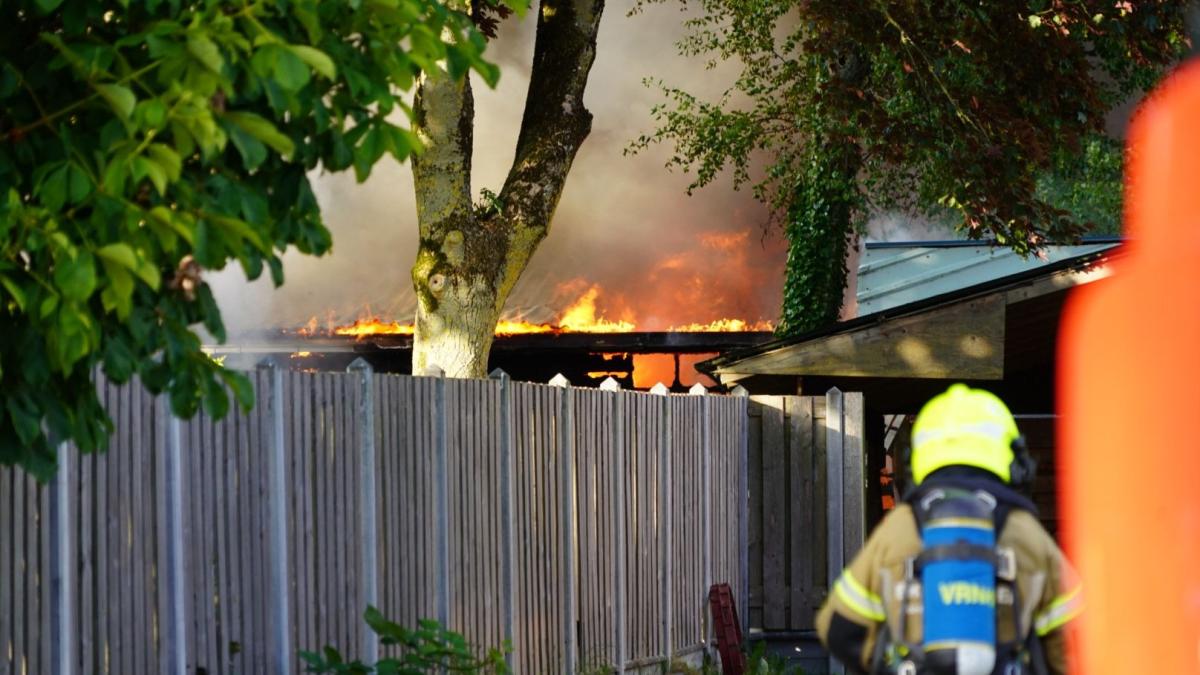 Uitslaande brand in schuur Oosterblokker