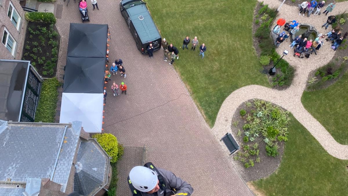 Blinde pastoor gaat abseilend kerktoren af: 