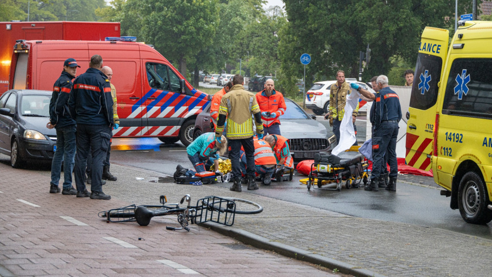 Fietser zwaargewond na aanrijding Kamerlingh Onnesweg in Hilversum