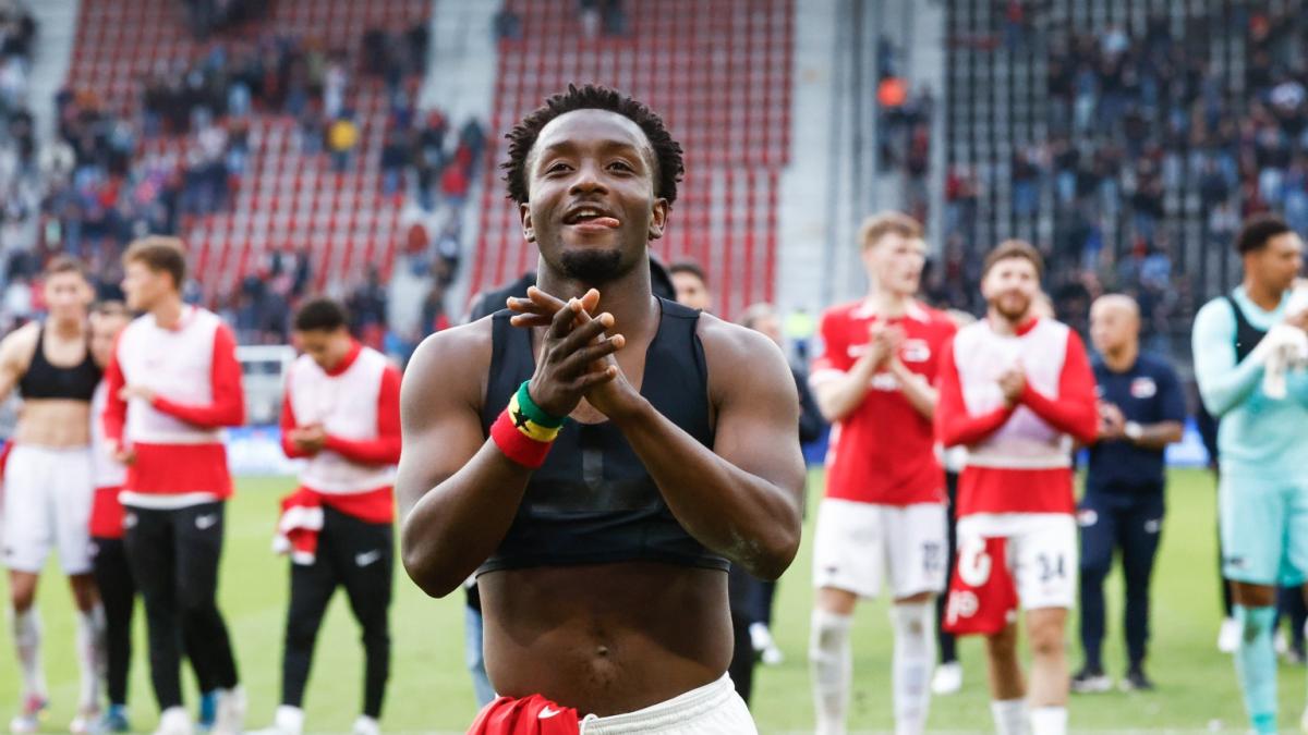 Lees terug: AZ maakt comeback compleet en gaat Europa in na doelpunt van Sadiq in extremis