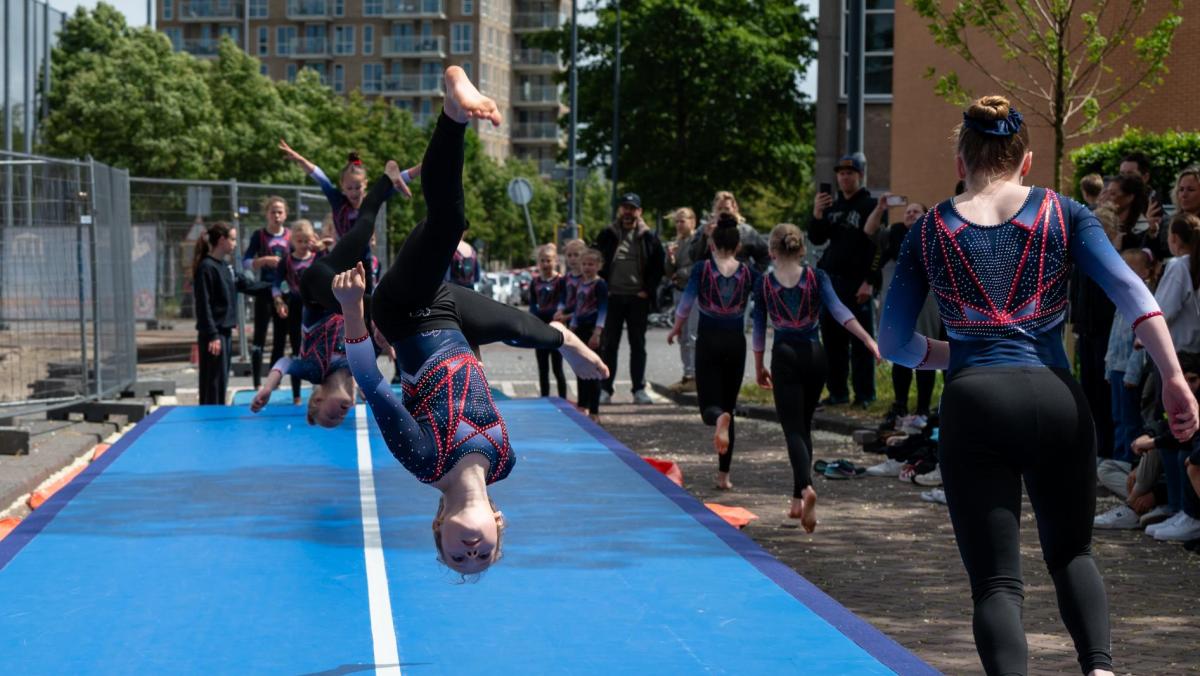 Spektakel bij start bouw omstreden Haarlemse turnhal