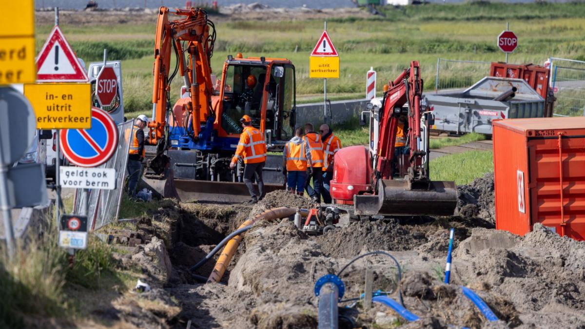 Bewoners Marken al uren zonder gas door lek op dijk